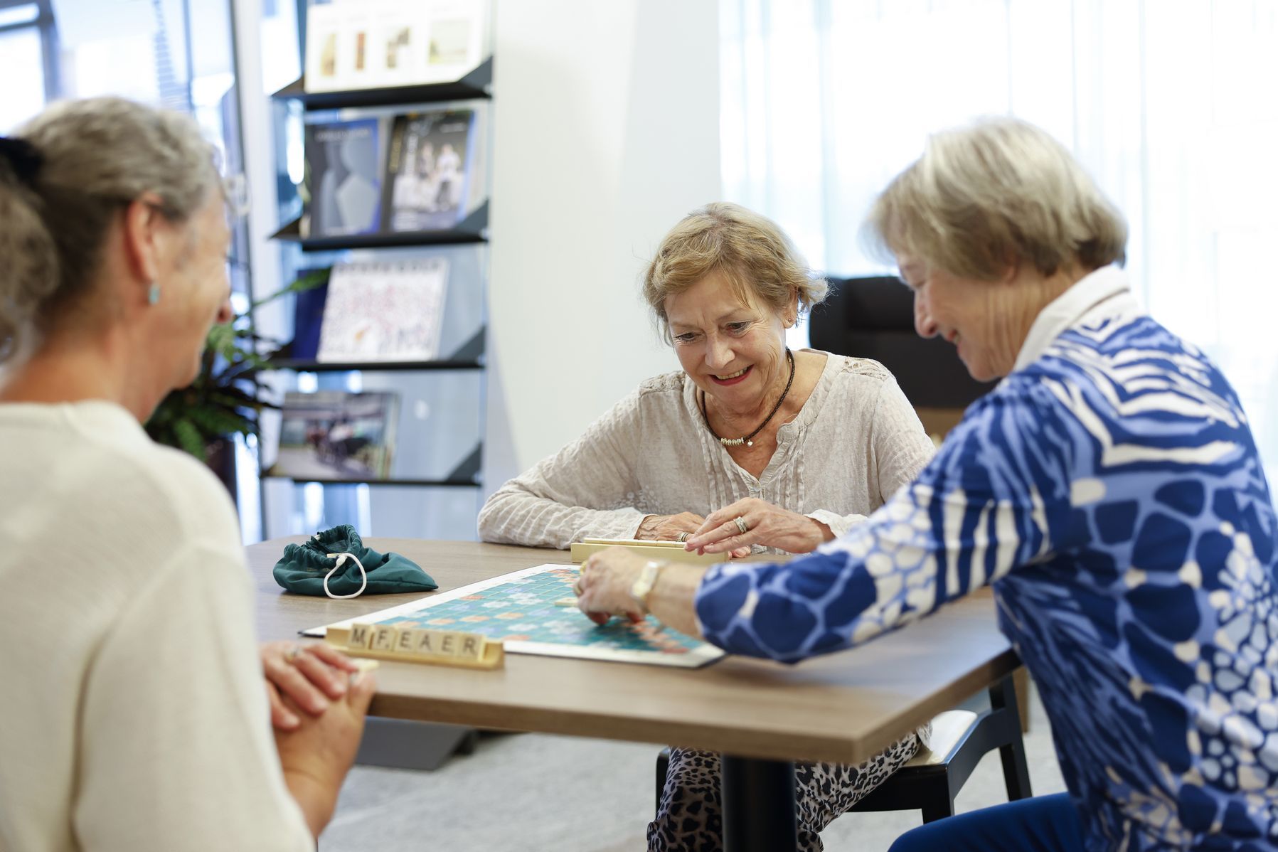 Burgerspittel im Viererfeld: In der Bibliothek spielen drei Frauen Scrabble