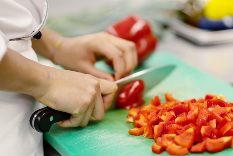 In der Küche wird Gemüse geschnitten