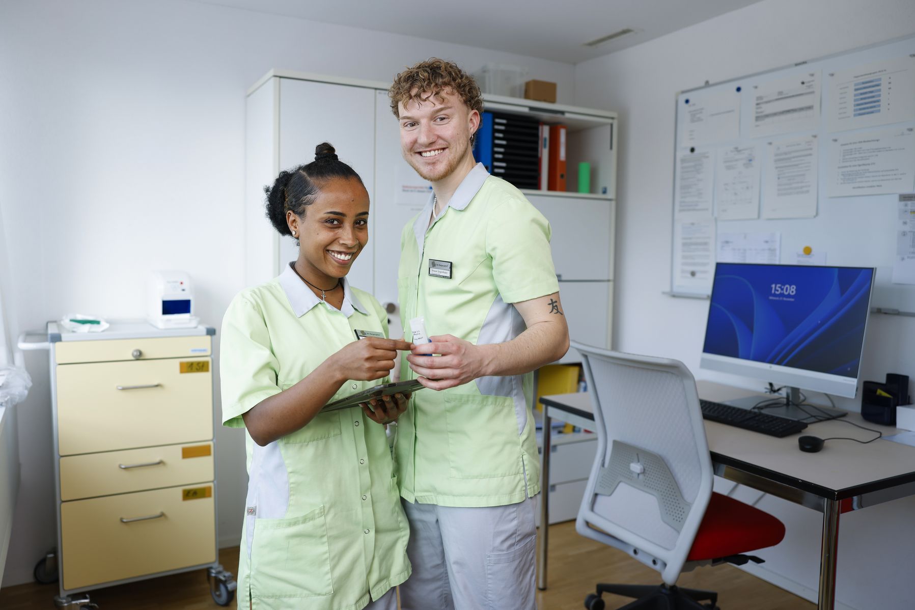 Zwei Pflegende im Stationsbüro