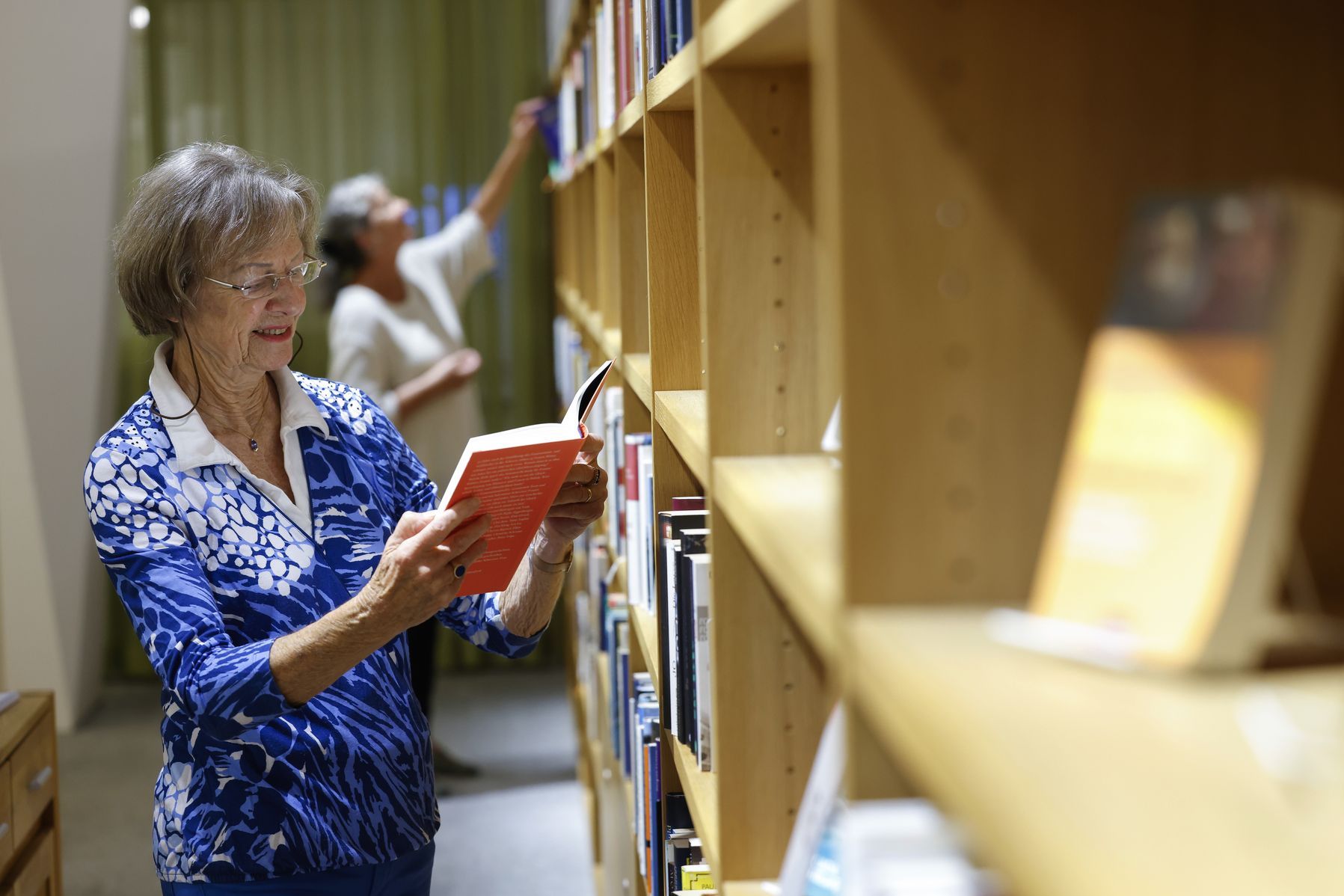Burgerspittel im Viererfeld: Bibliothek mit zwei Personen