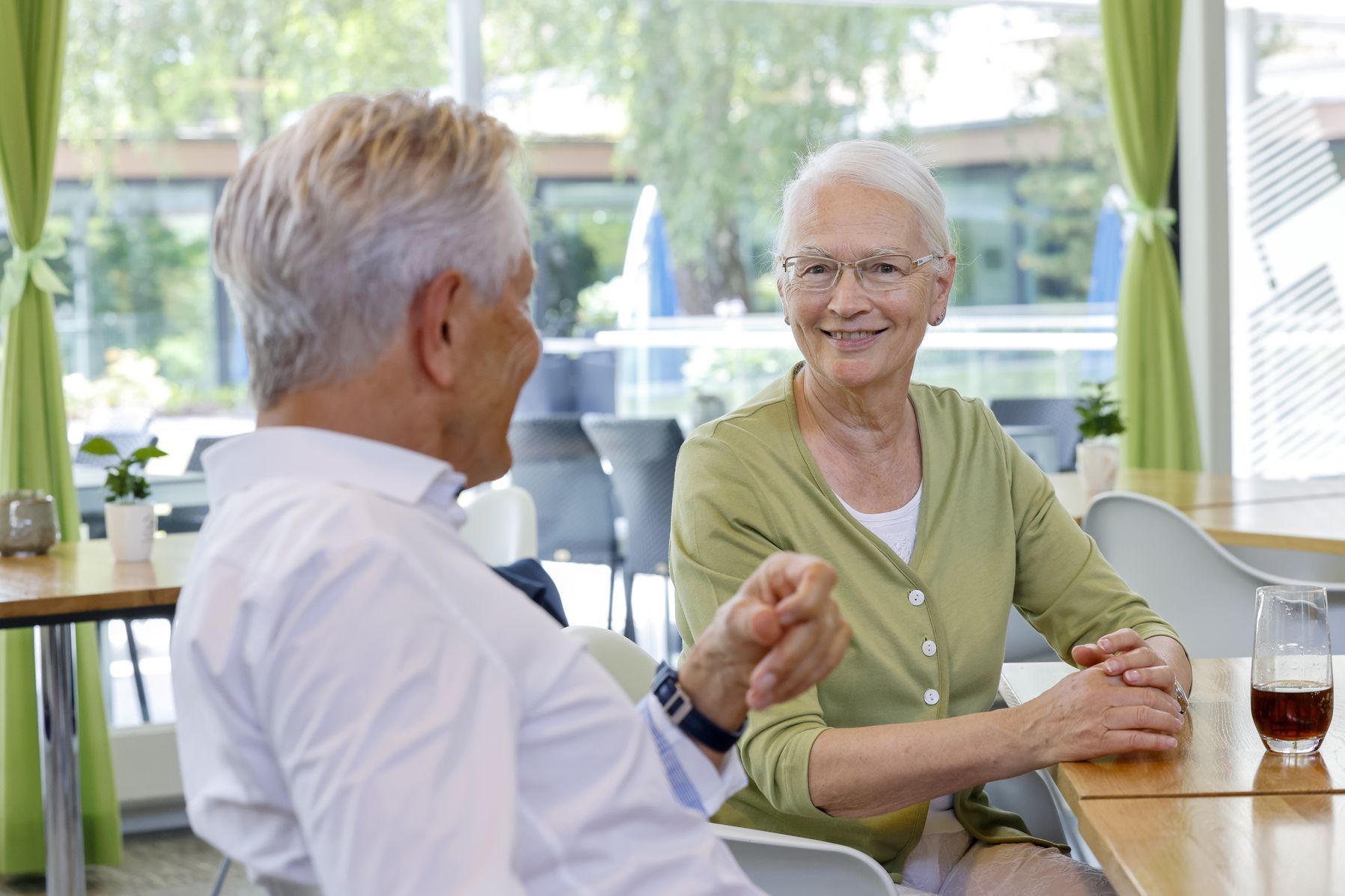 Burgerspittel im Viererfeld: Café Viererfeld mit Blick zur Terrasse