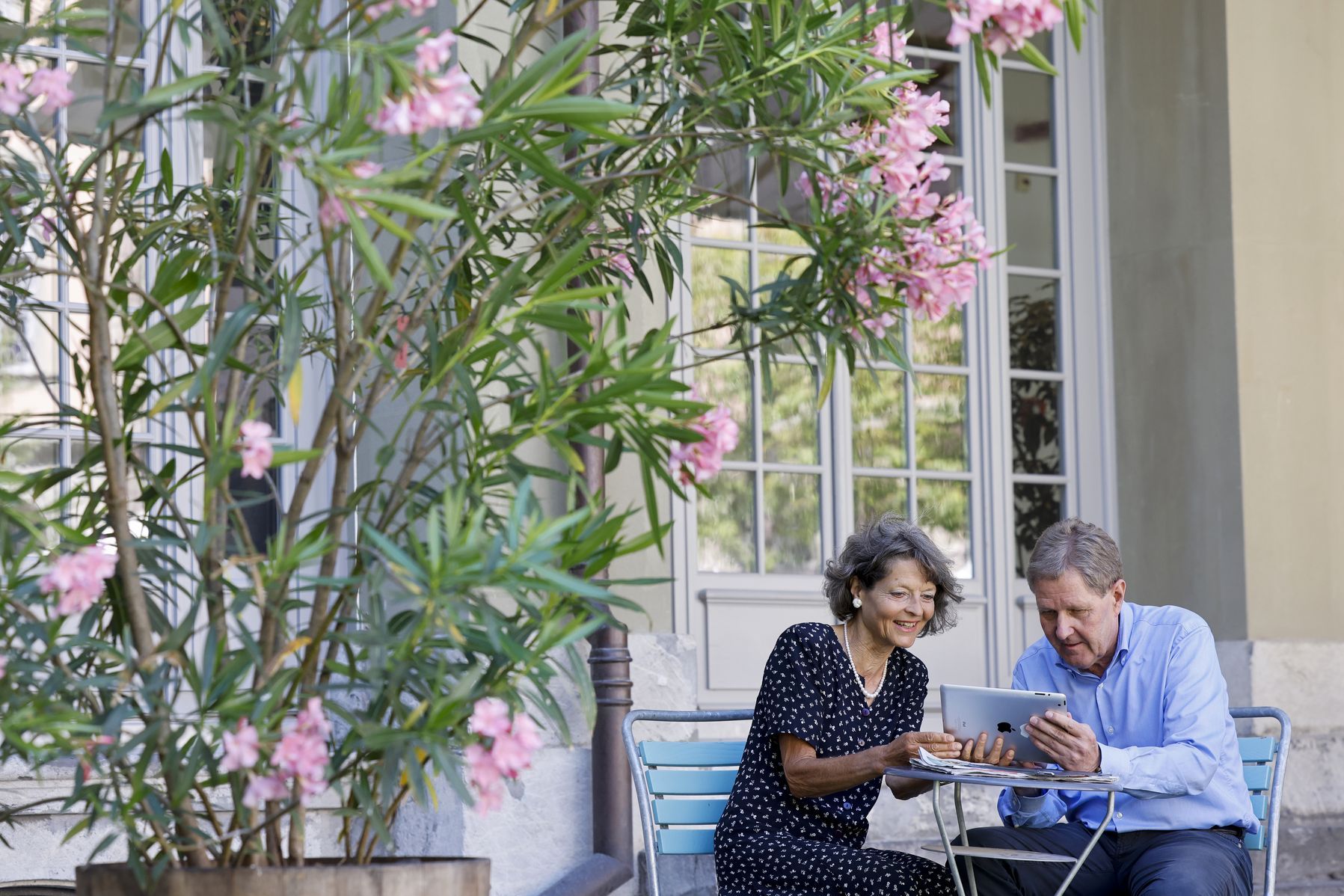 Bahnhofplatz Innenhof Gespräch