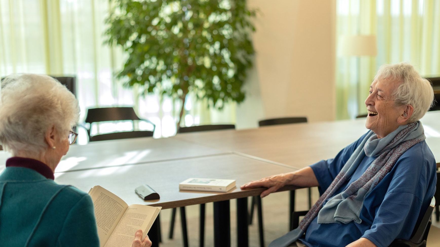 Eine Bewohnerin liest vor