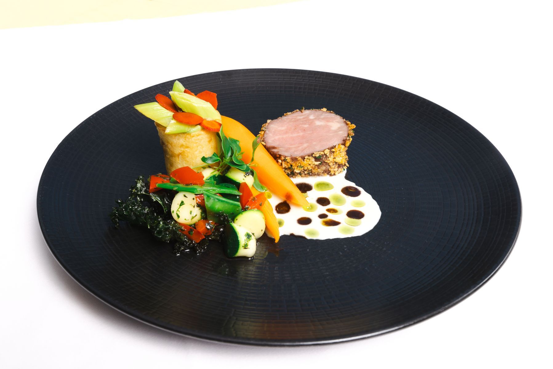 Gericht auf schwarzem Teller