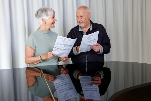 2 Bewohnende stehen am Klavier am Singen